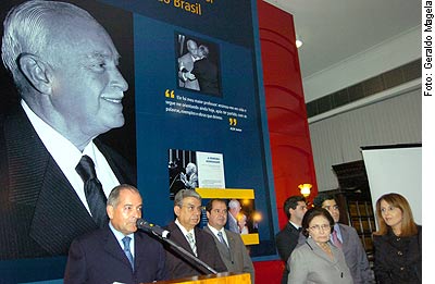 Senado lança livro em homenagem a Antonio Carlos Magalhães