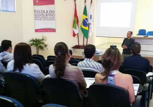 Treinamento de Redação em Web jornalismo em Chapecó (SC) recebe 10 câmaras da região
