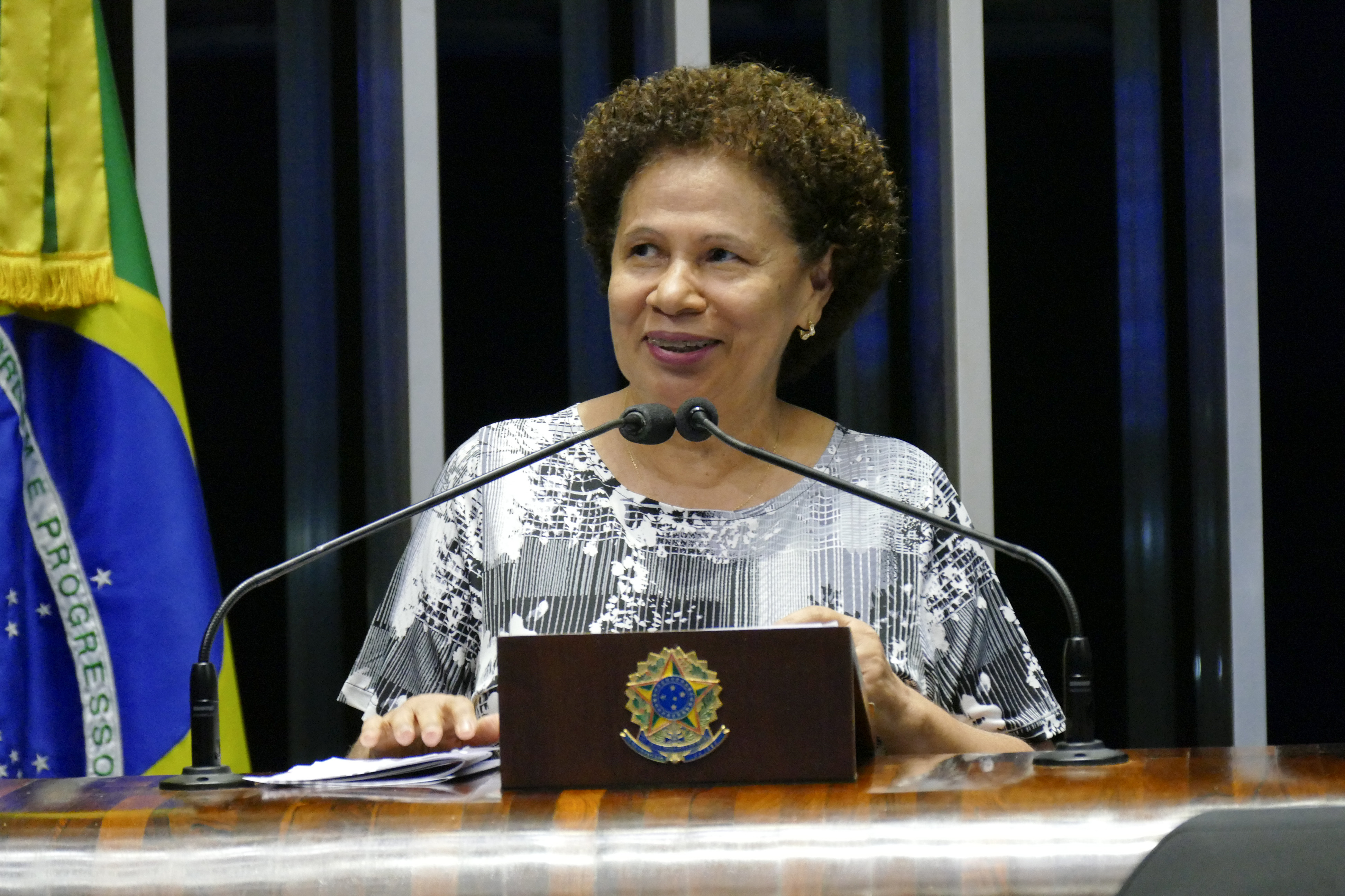 Senadora Regina Sousa registra em plenário agradecimentos ao ILB/Interlegis